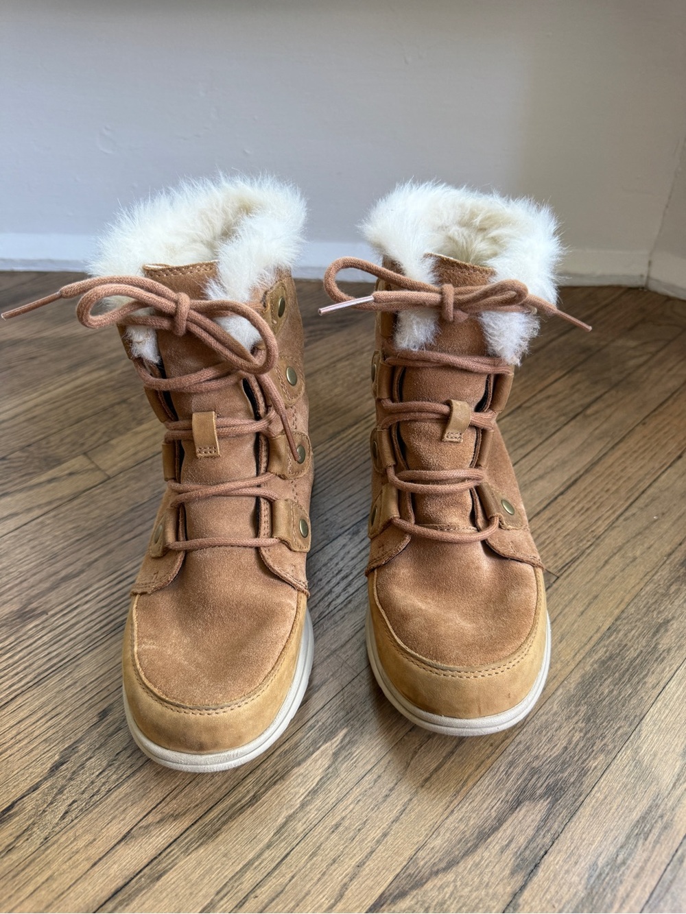Sorel Women’s Lace up winter boots. Size 6